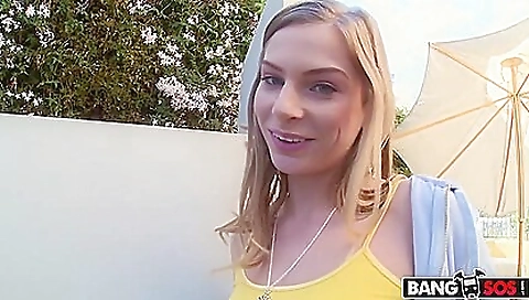 Amateur blonde gets face covered with a deep and thick face fat