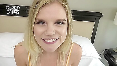 Blonde babe with a sexy face gets fingered and fucked