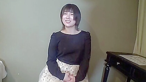 Asian girl with a round ass is really horny and horny