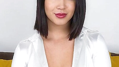 Sexy brunette woman seduces a guy in vr and gets face sitting