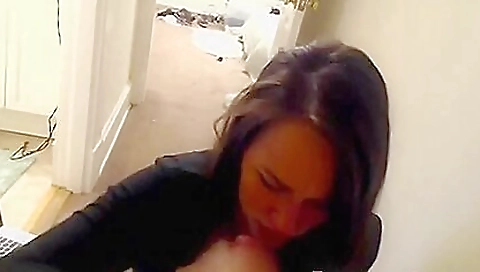 Big ass amateur gave a good handjob to her boyfriend