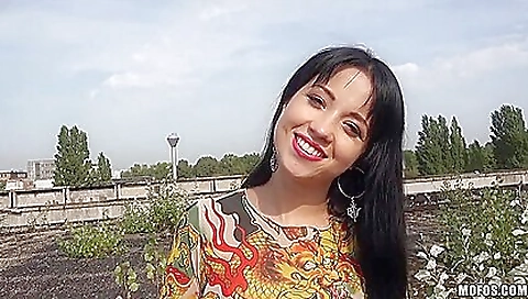 Big butt brunette with a sexy body on her feet for a few minutes