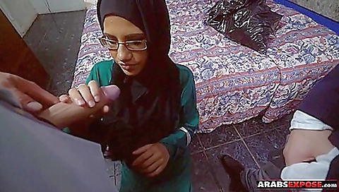 Arab whore gets paid for deepthroating and two cocks